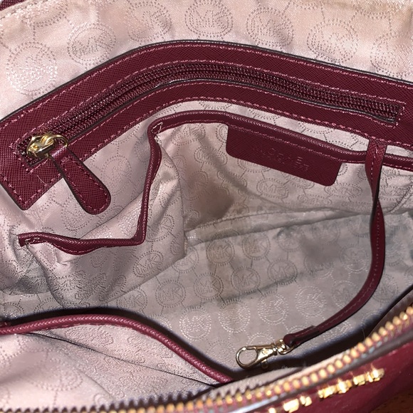 MICHAEL KORS GORGEOUS CROSSBODY HANDBAG WITH MATCHING WRISTLET - Picture 8 of 16